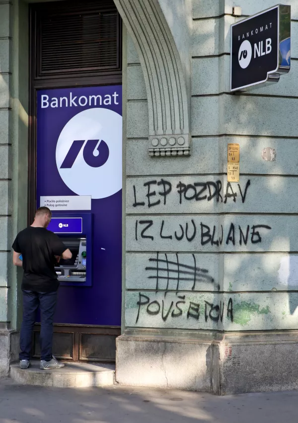 - simbolična fotgrafija - bankomat NLB - Nova ljubljanska banka -- grafit Lep pozdrav iz Ljubljane - Pov&scaron;etova //FOTO: Tomaž Skale / Foto: Tomaž Skale