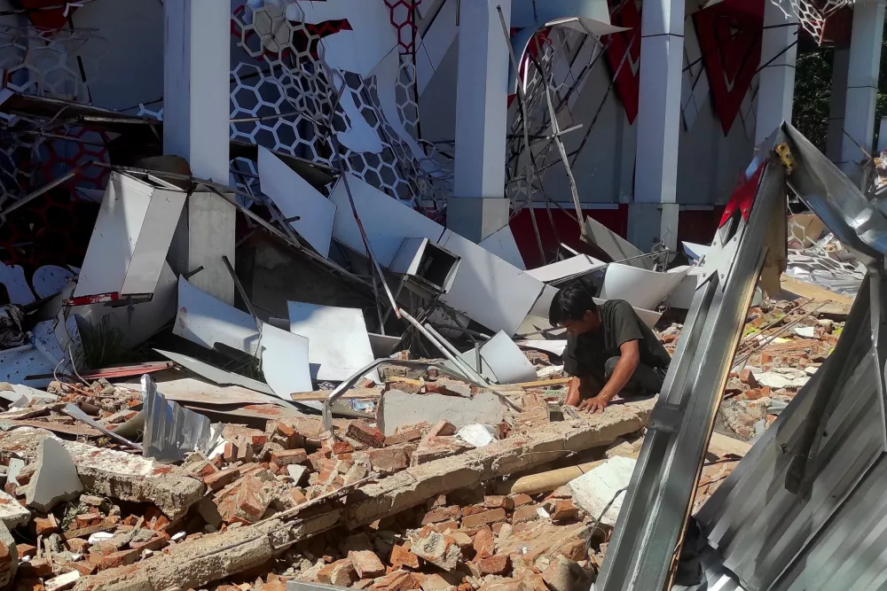 A man inspects debris at the site of a damaged building following an earthquake in Manado, North Sulawesi province, Indonesia, April 2, 2026. REUTERS/Tonny Rarung