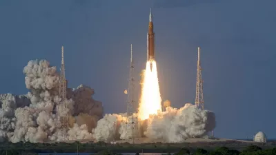 ZDA, Cape Caneveral.Iz vesoljskega izstrelisca v Cape Canaveralu na Floridi so ponoci po srednjeevropskem casu v okviru Nasine misije Artemis 2 uspesno izstrelili raketo Space Launch System (SLS), ki je proti Luni v kapsuli Orion prvic po letu 1972 ponesla clovesko posadko.