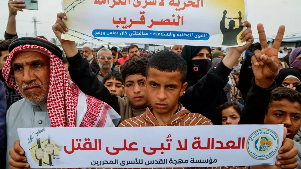Palestinians take part in a protest against the execution of the Israeli death penalty law for Palestinians convicted in military courts of deadly attacks, in Khan Younis, southern Gaza Strip, April 2, 2026. REUTERS/Haseeb Alwazeer   TPX IMAGES OF THE DAY
