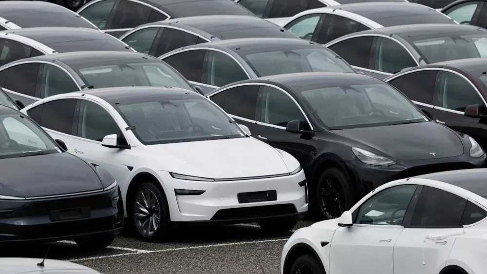 FILE PHOTO: Tesla electric vehicles are pictured at one of the company's delivery centers in Valenton, near Paris, France, April 24, 2025. REUTERS/Benoit Tessier/File Photo