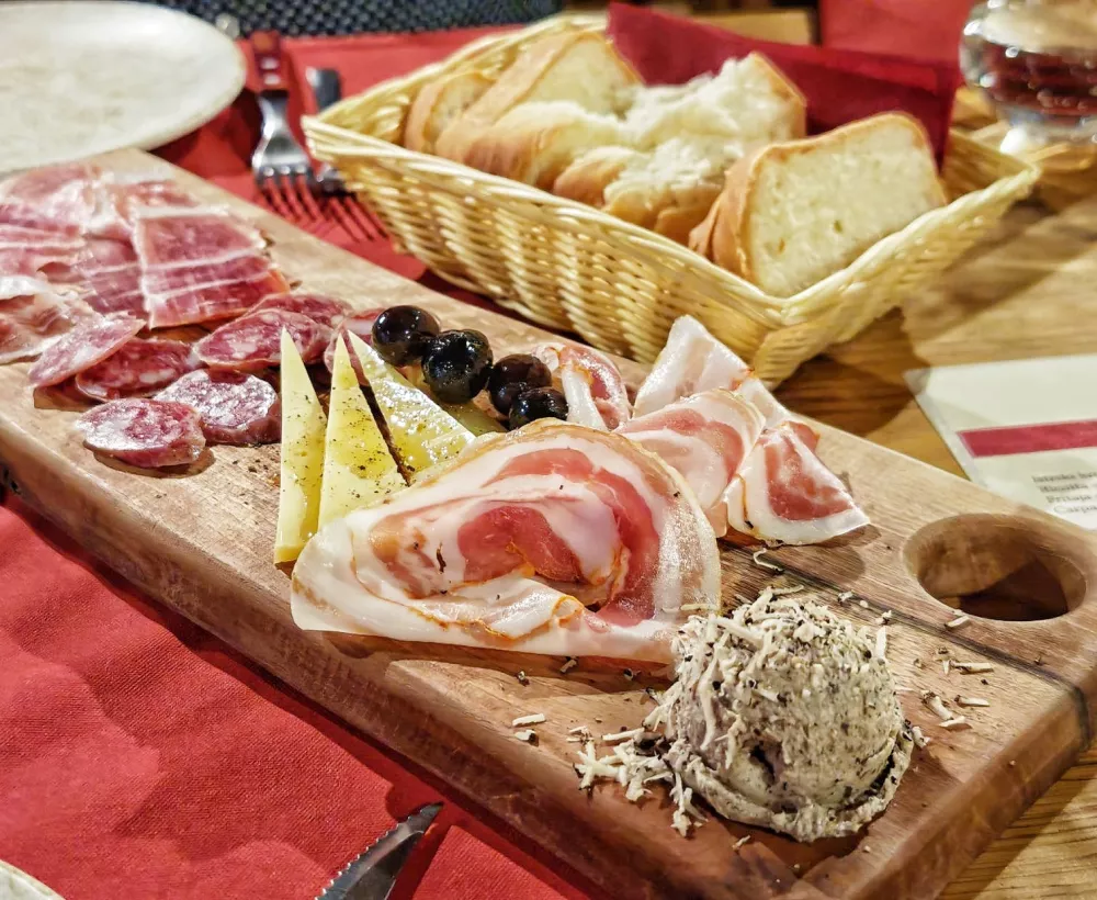 Grondali v Abitantih