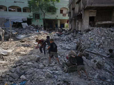 Palestinian children walk among destroyed buildings in Gaza City, Thursday, Oct. 16, 2025. (AP Photo/Jehad Alshrafi) / Foto: Jehad Alshrafi