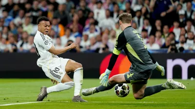 Soccer Football - UEFA Champions League - Quarter Final - First Leg - Real Madrid v Bayern Munich - Santiago Bernabeu, Madrid, Spain - April 7, 2026 Real Madrid's Kylian Mbappe in action with Bayern Munich's Manuel Neuer REUTERS/Ana Beltran   TPX IMAGES OF THE DAY