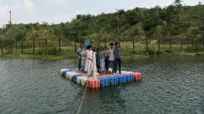 Savita Gupta, 28, brings tourists on a makeshift boat to the floating restaurant run by a self‑help group that she is part of, at Kenapara Eco Park, which was developed from a closed open‑cast coal‑mine pit into a small tourist hub, in Surajpur, India, August 10, 2025. The site, which began to be repurposed for tourism in 2018, is managed by a women's community group and a fishery cooperative, and attracts as many as 150 people at the weekend and, for the women, the gains have gone beyond income. "I hope my daughter will learn from my life and think about becoming an independent woman," Gupta said. REUTERS/Avijit Ghosh   SEARCH "INDIA GHOSH COAL" FOR THIS STORY. SEARCH "WIDER IMAGE" FOR ALL STORIES.  TPX IMAGES OF THE DAY / Foto: Avijit Ghosh