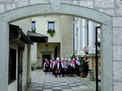 simbolična fotografija, religija, vera, cerkev, kr&scaron;čanstvo, katoli&scaron;tvo, katolicizem. narodne no&scaron;e- 15.08.2014 - BREZJE - Praznik Marijinega vnebozetja - sveta ma&scaron;a pred baziliko in narodnim sveti&scaron;čem Marije Pomagaj in ponovna slovesna izročitev slovenskega naroda Božji materi Mariji ter obhajanje 100. obletnice začetka 1. svetovne vojne in s tem združen spomin na vse žrtve 1. svetovne vojne, verniki    //FOTO: Bojan Velikonja