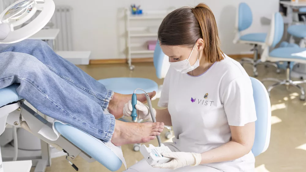 Skrb za stopala je pomemben tudi za fante že v mladosti. Foto: Jakob Cehner Kuduzovič