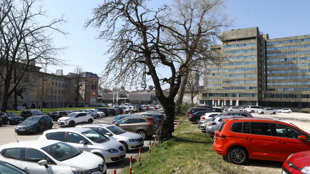 Opozoril nas je bralec: Za Bežigradom brez prostih parkirnih mest tudi abonenti