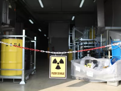 Mednarodni znak za radioaktivno nevarnost. - radioaktivni odpadki &ndash; sevanje -  - 13.10.2022 - Agencija za radioaktivne odpadke (ARAO) - Centralno skladi&scaron;če radioaktivnih odpadkov (CSRAO), Brinje 40, Dol pri Ljubljani //FOTO: Bojan Velikonja