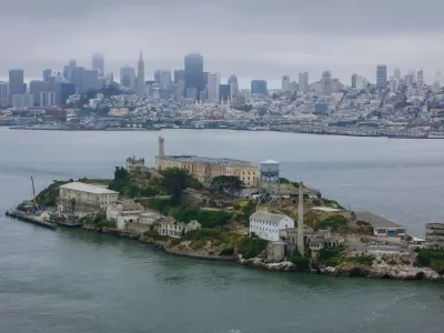 President Donald Trump said Sunday he will direct several federal agencies to ''reopen a substantially enlarged and rebuilt Alcatraz,'' a facility that for decades was a federal prison and is now a national park. FILE PHOTO SHOT ON: June 20, 2024, San Francisco, Ca, USA: Aerial view of United States Penitentiary, Alcatraz Island, shows a historic maximum-security prison on a small island off San Francisco. Built in 1910-12, it operated from 1934 to 1963 and is now a major tourist attraction.,Image: 883484756, License: Rights-managed, Restrictions:, MPredlog proračuna za fiskalno leto 2027, ki ga je Bela hi&scaron;a objavila pozno v petek, predvideva sredstva za obnovo Alcatraza, ki naj bi postal vrhunsko zavarovan zaporski objekt. odel Release: no