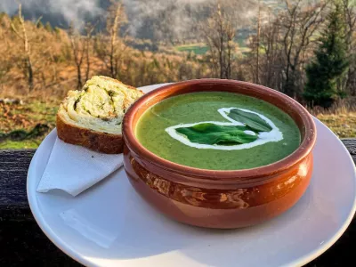 Čemaževa juha in čemaževa ocvirkovka v planinski koči na sv. Jakobu. 