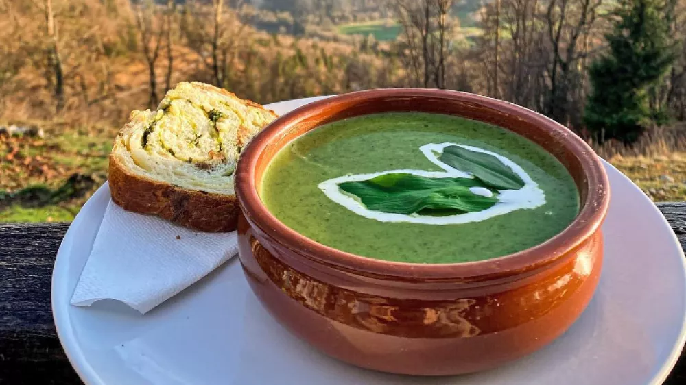 Čemaževa juha in čemaževa ocvirkovka v planinski koči na sv. Jakobu. 