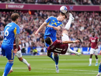 West Ham United's Taty Castellanos, front, and Leeds United's Jaka Bijol in action during the English FA Cup quarterfinal soccer match between West Ham United and Leeds United in London, Sunday April 5, 2026. (John Walton/PA via AP)