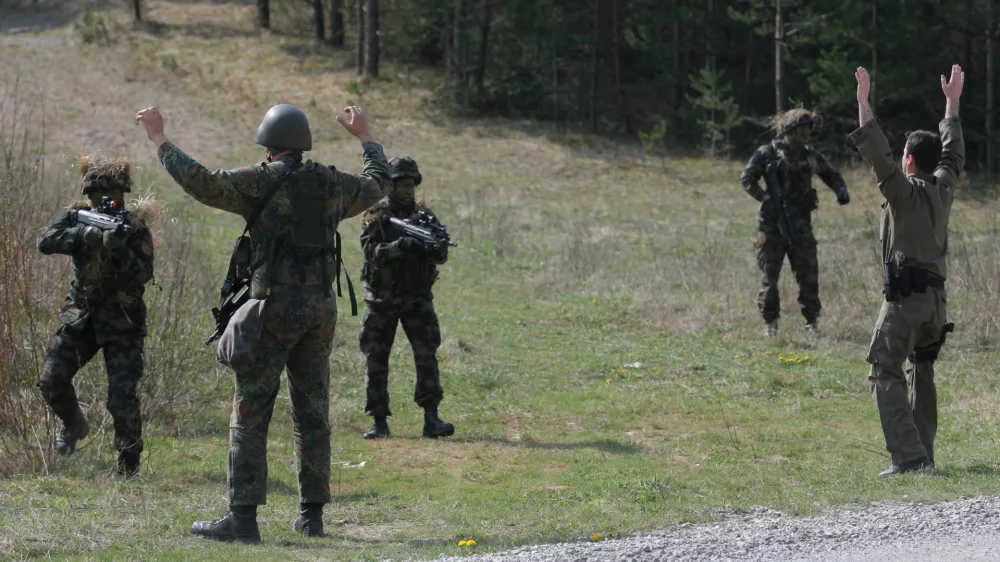 prikaz vaje - pripadniki voja&scaron;ke policije pri urjenju postopkov z vojnimi ujetniki- voja&scaron;ko vadi&scaron;če Poček pri Postojni - Slovenska vojska (SV) - enota voja&scaron;ka policija (VP) - 17. bataljon voja&scaron;ke policije VP SV//FOTO: Luka CjuhaOPOMBA: ZA OBJAVO V ČASOPISU DNEVNIK