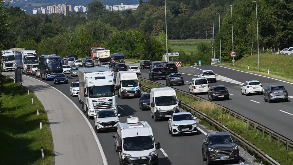 Gneča - simbolična fotografijaDARSavtocestacestazastojiprometrazcep Kozarjesmer Brezovicazastojgneča na cestah22.08.2025 - Gneča na avtocesti pri razcepu KozarjeFoto: Nik Erik Neubauer 