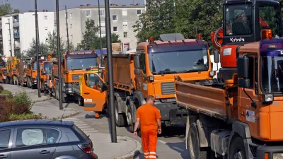 - Tbilisijska ulica - kamioni CPL (Cestno podjetje Ljubljana) točijo gorivo v podjetju KPL - Komunalno podjetje Ljubljana, //FOTO: Tomaž Skale