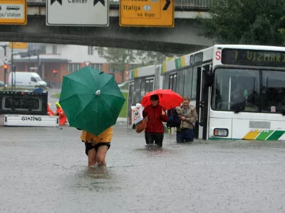 - Poplave 2010 - močno jesensko deževje v Ljubljan - Celov&scaron;ka cesta, podvoz pod železnico, popolna zapora zaradi poplavljenega cesti&scaron;ča.   /FOTO: Matej Pov&scaron;e