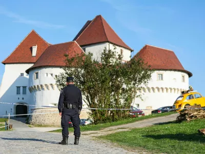 V tragični nesreči na Dvoru Veliki Tabor je na velikonočni prireditvi med polnjenjem topa umrl 55-letnik. 
