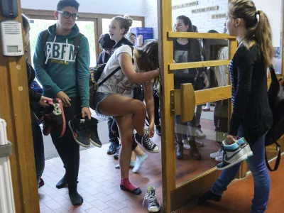 - Osnovna &scaron;ola Valentina Vodnika v Ljubljani - &scaron;olski hodnik - osnovno&scaron;olci - učenci - &scaron;olstvo    - 07.05.2015 - Nacionalno preverjanje znanja (NPZ) v osnovnih &scaron;olah - pisno preverjanje znanja iz maternega jezika za učence 6. in 9. razreda -    //FOTO: Jaka Gasar