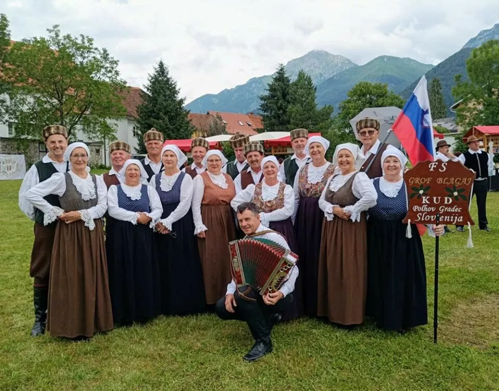 Foklorna skupina v Klečah kjer so se predstavili s &scaron;entjo&scaron;kimi plesi. F Arhiv FS Grof Blagaj