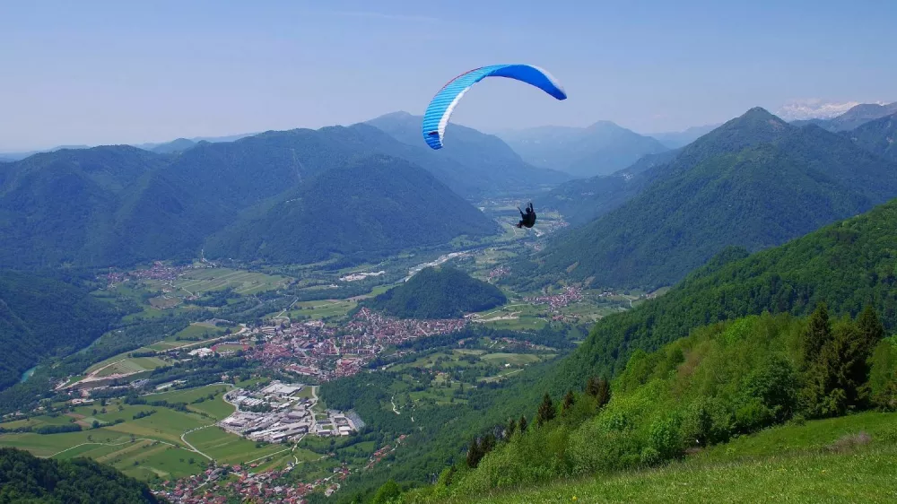 Jadralni padalec na vzleti&scaron;ču Kobala na Tolminskem