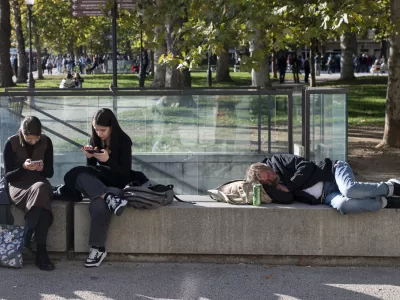 brezdomstvobrezdomcialkoholizemsocialna omrežjamobitelmobilni telefonigeneracija Zpametni telefonimedgeneracijski odnosisočutjerazumevanjeosamljenostžalostdigitalna odvisnost01.10.2025 - tradicionalni Pozdrav brucem, ki ga pripravlja Univerza v Ljubljani skupaj s &Scaron;tudentskim svetom Univerze v LjubljaniFOTO: Nik Erik Neubauer