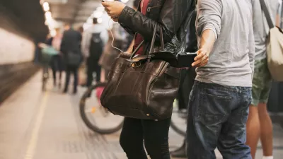 Thief stealing wallet from purse of a woman using mobile phone at the subway station. Pickpocketing at subway station / Foto: Jacoblund Getty Images/istockphoto