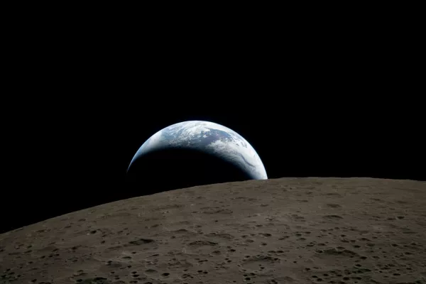FILE PHOTO: A view of Earth, partially hidden behind the Moon, captured through the Orion spacecraft window at 6:41 p.m. EDT (22:41 GMT) April 6, 2026, during the Artemis II crew's flyby of the Moon and obtained by Reuters on April 7, 2026. According to the image file data the picture was taken with a Nikon D5 camera and 400mm lens.   NASA/Handout via REUTERS. THIS IMAGE HAS BEEN SUPPLIED BY A THIRD PARTY/File Photo/File Photo / Foto: Nasa