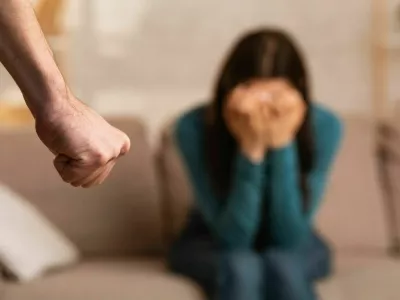 Domestic Violence During Quarantine. Man threatening his girlfriend with fist, scared woman hiding her face in hands / Foto: Prostock-studio