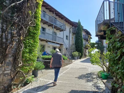 Dvor v Kozani, Gori&scaron;ka Brda, obnovljene stavbe, &Scaron;ola prenove, spomeni&scaron;ko varstvo, Zdenka in Klara Truden, Mitja Žagar / Foto: Nata&scaron;a Bucik Ozebek