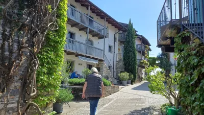 Dvor v Kozani, Gori&scaron;ka Brda, obnovljene stavbe, &Scaron;ola prenove, spomeni&scaron;ko varstvo, Zdenka in Klara Truden, Mitja Žagar / Foto: Nata&scaron;a Bucik Ozebek