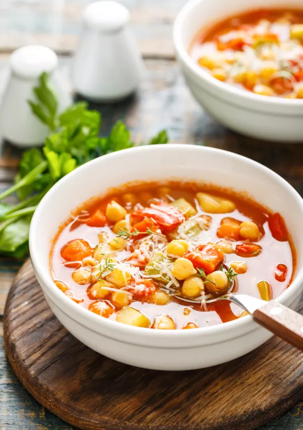 Vegetables soup bowl. Tuscan tomato chickpea soup with various vegetables, thyme and parmesan cheese. / Foto: Ivandzyuba