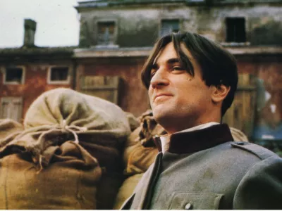 1900Novecento1976Real Bernardo BertolucciRobert De Niro.Collection Christophel Produzioni Europee Associati / Les Productions Artistes Associes,Image: 342318581, License: Rights-managed, Restrictions: Restricted to editorial use related to the film or the individuals involved (producers, directors, authors, actors, etc.)The rights of publicity of any person depicted in the photos are not grantedMandatory credit of the film company and photographer, Model Release: no / Foto: Profimedia Via Collection Christophel Produzioni Europee Associati / Les Productions Artistes Associes