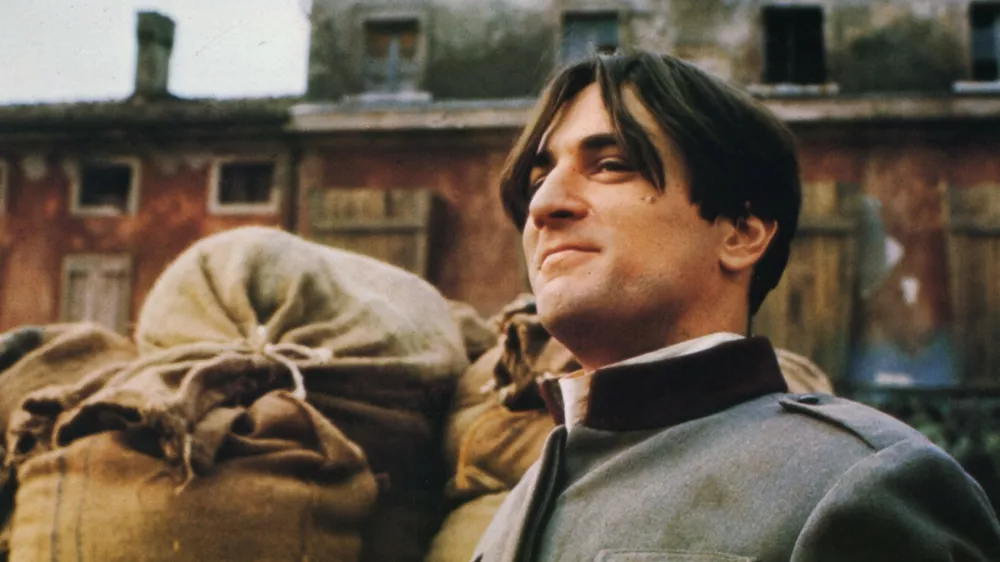 1900Novecento1976Real Bernardo BertolucciRobert De Niro.Collection Christophel Produzioni Europee Associati / Les Productions Artistes Associes,Image: 342318581, License: Rights-managed, Restrictions: Restricted to editorial use related to the film or the individuals involved (producers, directors, authors, actors, etc.)The rights of publicity of any person depicted in the photos are not grantedMandatory credit of the film company and photographer, Model Release: no / Foto: Profimedia Via Collection Christophel Produzioni Europee Associati / Les Productions Artistes Associes