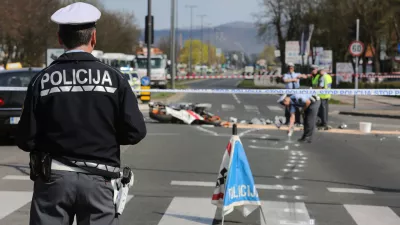 - 29.3.2017 - križišče Zaloška cesta - Toplarniška ulica v Ljubljani - prometna nesreča v kateri sta bila udeležena reševalno vozilo in motorno kolo - voznik motorja in njegova sopotnica sta umrla na kraju nesreče,//FOTO: Luka Cjuha