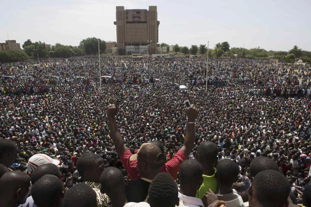 Anti-government protesters gather in the Place de la Nation in Ouagadougou, capital of Burkina Faso, October 31, 2014. General Honore Traore, the head of Burkina Faso's armed forces, took power on Friday after President Blaise Compaore resigned amid mass demonstrations against an attempt to extend his 27-year rule in the West African country. REUTERS/Joe Penney (BURKINA FASO - Tags: POLITICS CIVIL UNREST TPX IMAGES OF THE DAY)