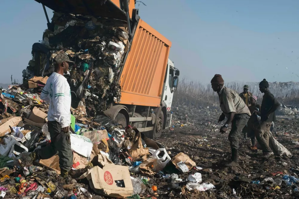 HAN0D7 DAKAR, SENEGAL - DECEMBER 2: Men work at the Mbeubeuss landfill at the Malika district of Dakar on December 2, 2016 in Dakar, Senegal. Mbeubeuss landfill was supposed to close in 2016 but still open after no agreement between government and agents. Xaume Olleros / Alamy