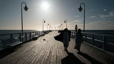 Nuns walk along Orlowo pier on a sunny spring morning in Gdynia, Poland, April 7, 2026. REUTERS/Kacper Pempel   TPX IMAGES OF THE DAY / Foto: Kacper Pempel