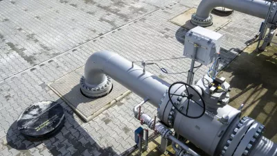 Two pipes lead into the ground at the pumping station of the "Augusta" gas pipeline. The almost 41-kilometer-long gas pipeline from Wertingen to Kötz is intended to improve the supply of natural gas in Bavaria and Baden-Württemberg. The pipeline is being built in such a way that it can later also be operated with hydrogen. The total investment amounts to around 180 million euros.