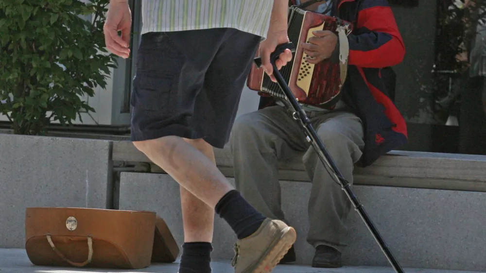 - Ilustrativna fotografija,starej&scaron;i občani, upokojenci, pokojnina, pokojninska reforma, ulični glasbenik, rom, harmonika//FOTO: Luka CjuhaOPOMBA: ZA OBJAVO V ČASOPISU DNEVNIK