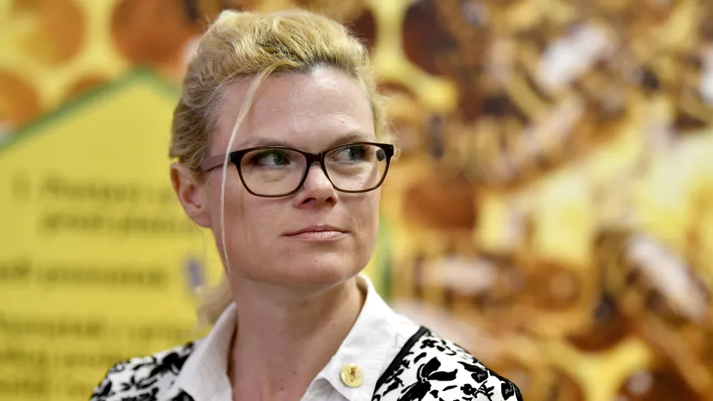 Brdo pri Lukovici, Cebelarski center Lukovica.Konferenca ob obelezitvi ustanovitve Slovenske cebelarske akademije in svetovnega dneva cebel, ki jo pripravljajo Kmetijski institut Slovenije, Slovenska cebelarska akademija in Cebelarska zveza Slovenije.Razprava o slovenskem cebelarstvu.Predstojnica Slovenske cebelarske akademije Damjana Grobelsek.