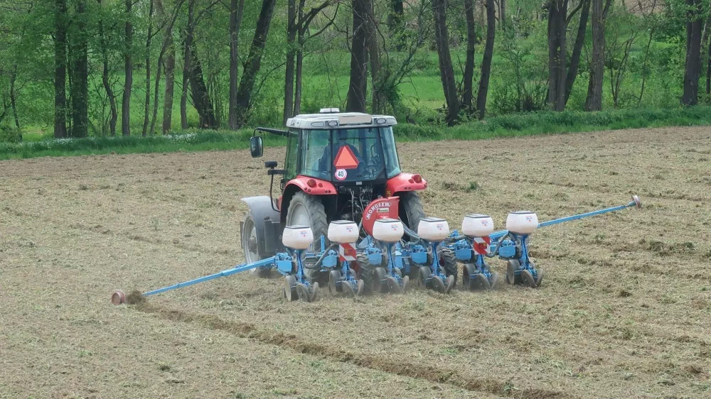 polje, njiva, traktor, oranje, gnojenje. Foto: Tatjana Pihlar