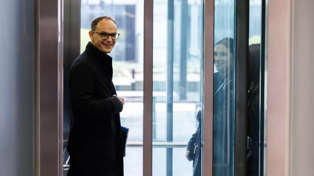 Ljubljana, Kristalna palaca.Zacetek pogovorov o moznostih oblikovanja nove vlade koalicije na sedezu Gibanja Svoboda.Predsednik Demokratov Anze Logar.