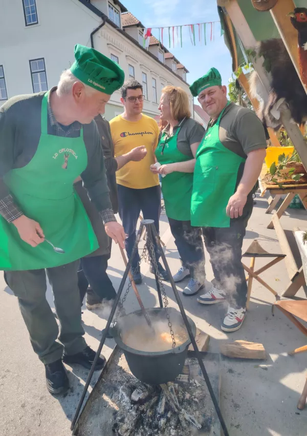 Člani LD Oplotnica med kuhanjem / Foto: Mojca Marot