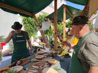 Člani LD Ponikva so takole poku&scaron;ali župo, preden so jo odnesli komisiji v ocenjevanje. / Foto: Mojca Marot