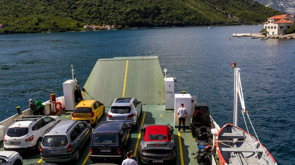 - Na poti od Herceg Novog do Svetog &Scaron;tefana.- Trajekt Kamenari - Lepetane.- Črna Gora.- 26.05.2025. - Reportaža o Jadranski magistrali ob 60. obletnici izgradnje in 70. obletnici začetka gradnje.- Jadranska magistrala, cesta, hrva&scaron;ka obala.OPOMBA: ZA OBJAVO V OBJEKTIVU!//FOTO: Bojan Velikonja / Foto: Bojan Velikonja