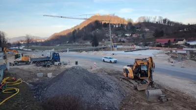 Gradnja križi&scaron;ča in mostu čez Savinjo na Polulah zaradi občasnih zapor povzroča veliko jeze med vozniki. F Mojca Marot 