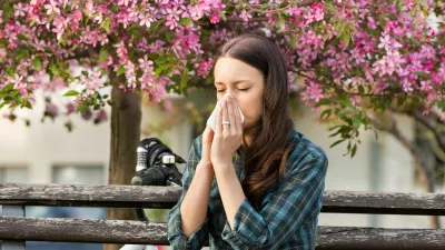 Spomladanske alergije se izražajo s simptomi, kot so kihanje, zama&scaron;en nos, izcedek iz nosu, solzenje oči. / Foto: iStock
