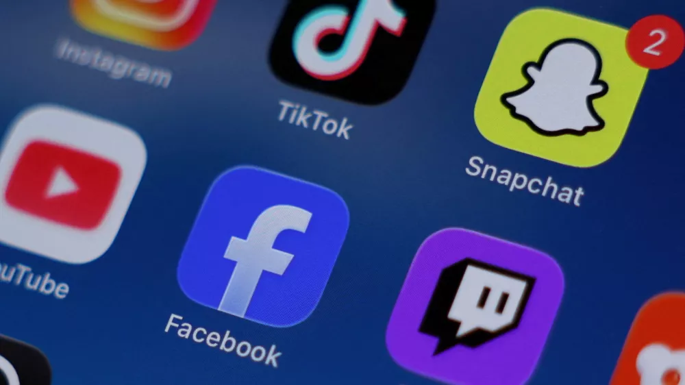 FILE PHOTO: Instagram, TikTok, Snapchat, YouTube, Facebook, Twitch and Reddit applications are displayed on a mobile phone ahead of new law banning social media for users under 16 in Australia, in this picture illustration taken on December 9, 2025. REUTERS/Hollie Adams/Illustration/File Photo
