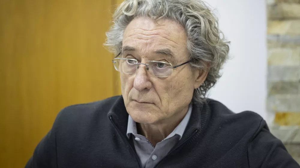 Ljubljana, Slovensko drustvo pedagogov.Novinarska konferenca Slovenskega drustva pedagogov, Zveze drustev pedagoskih delavcev Slovenije in oddelka za pedagogiko in andragogiko na Filozofski fakulteti Univerze v Ljubljani, na kateri so predstavili stalisca do predloga sklepa o nameri reorganizacije javnih vrtcev v Mestni obcini Ljubljana.Predsednik KSJS in glavni tajnik solskega sindikata SVIZ Branimir Strukelj.